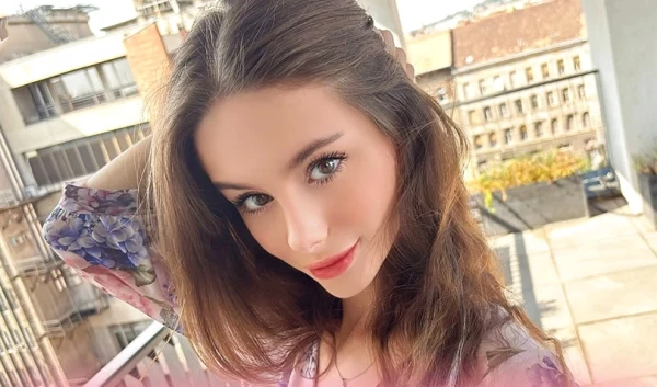 Симпатичная милашка как туристка в Японии трахается с парнем без обязательств!